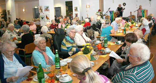 Augusta-Senioren feiern goldenen Herbst